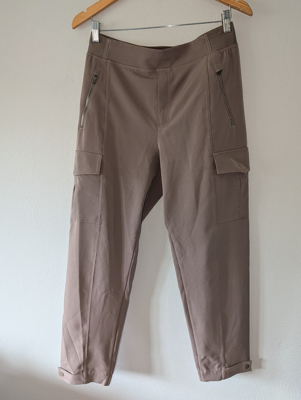 10 Athleta Women's Athletic Cargo Pocket Pants